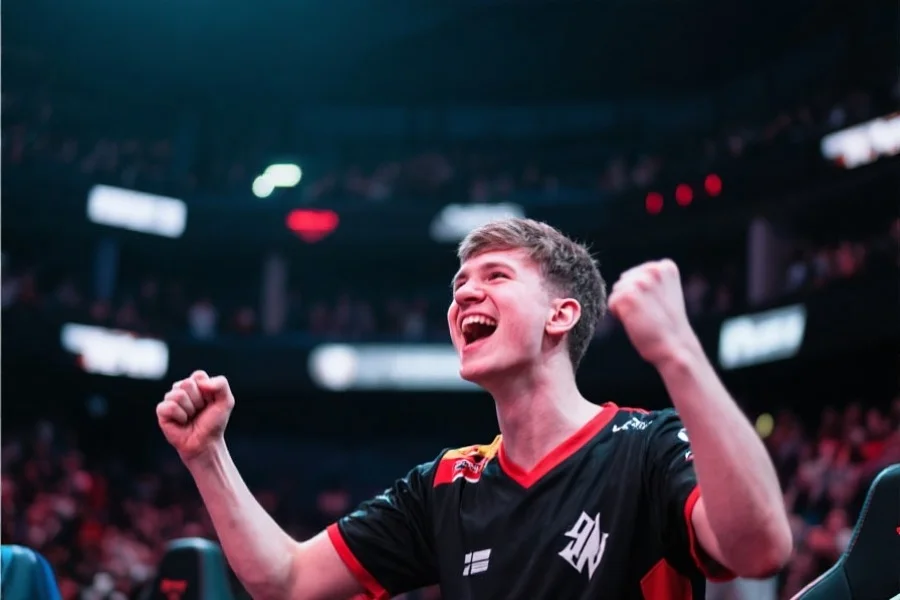 电竞选手庆祝胜利